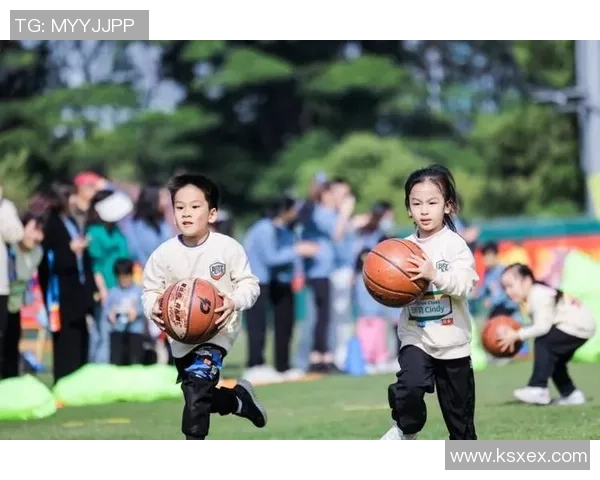 幼儿园小朋友们快乐拍摄篮球视频展现运动魅力与团队精神